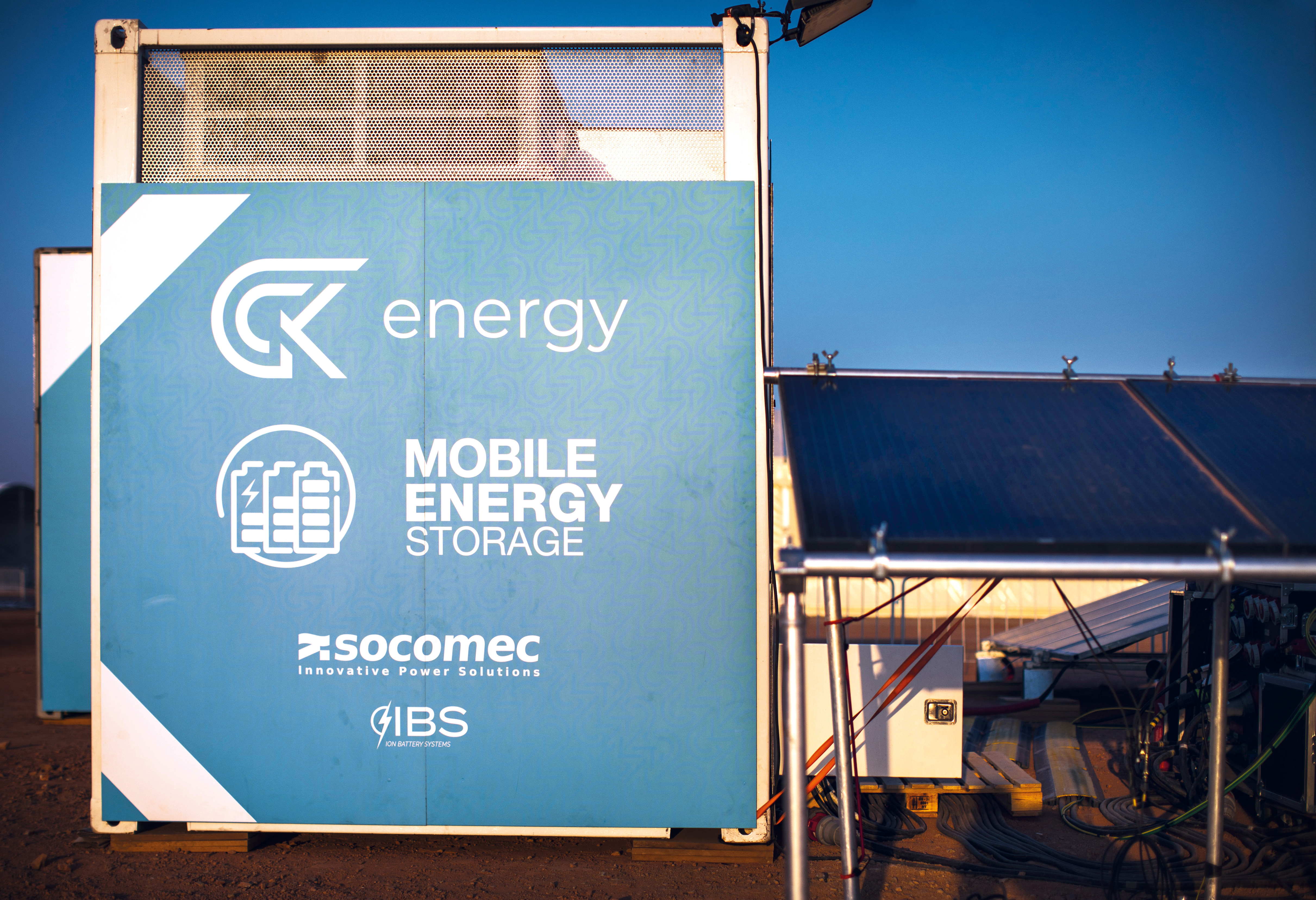 Le container de stockage d’énergie mobile associé aux panneaux solaires Crédits photo @GCK