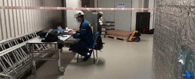 Technicien Socomec sur son ordinateur portable