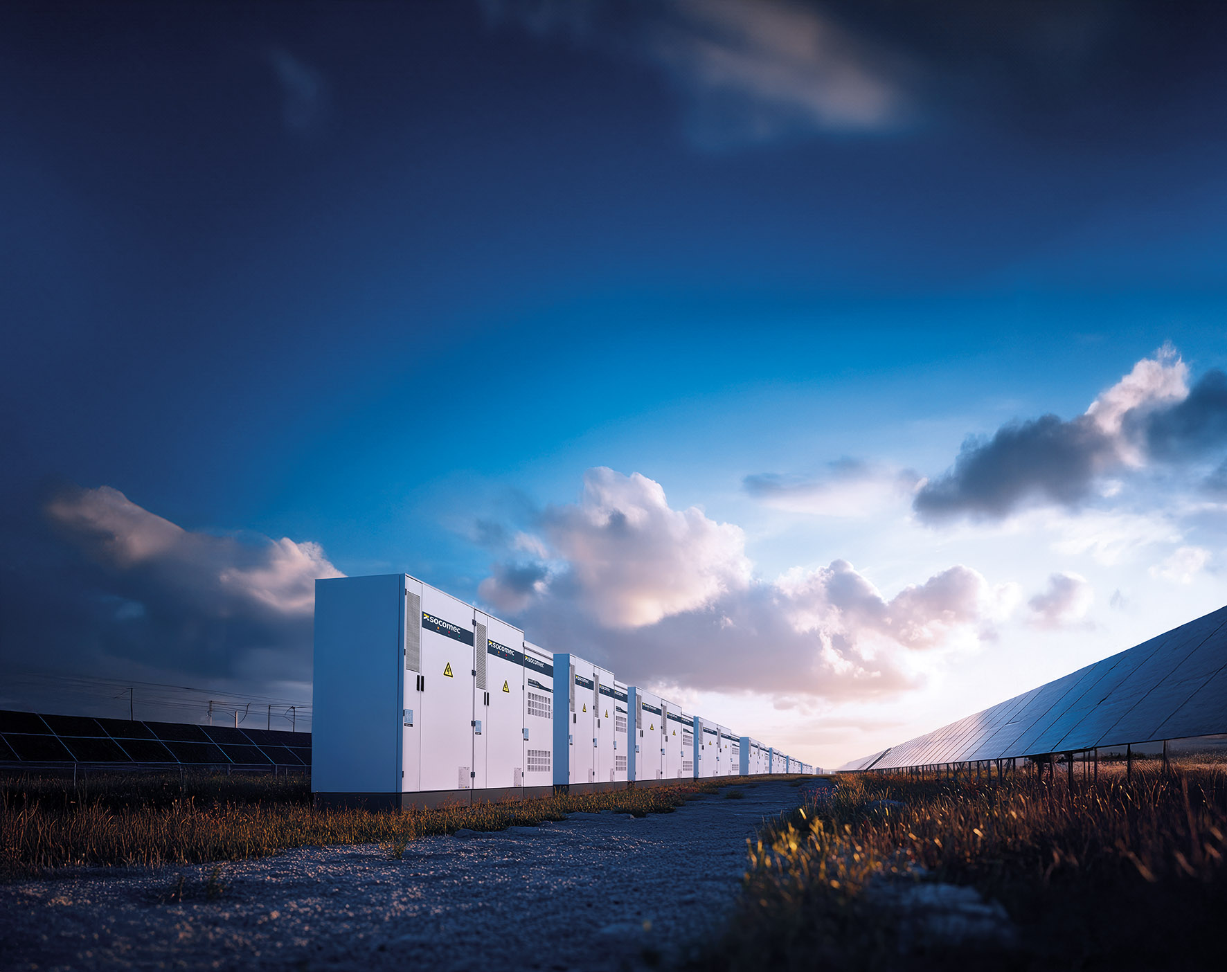 Systèmes de stockage d'énergie par batterie de SOCOMEC à proximité de panneaux solaires